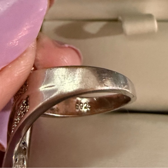 Elegant Silver and Black Swirl Fashion Ring - Picture 3 of 3